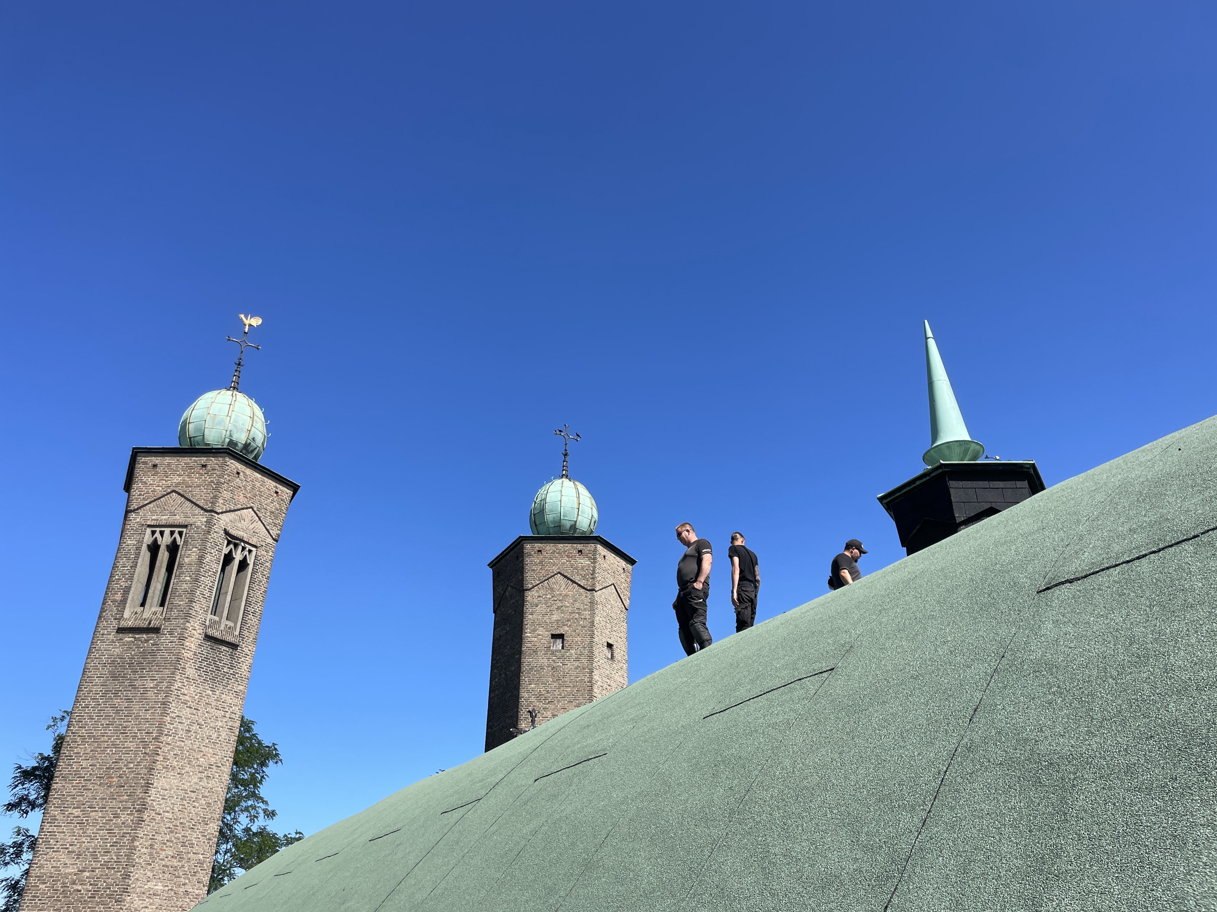 Don Bosco-kerk Venlo, werk op de koepel met de torens erachter